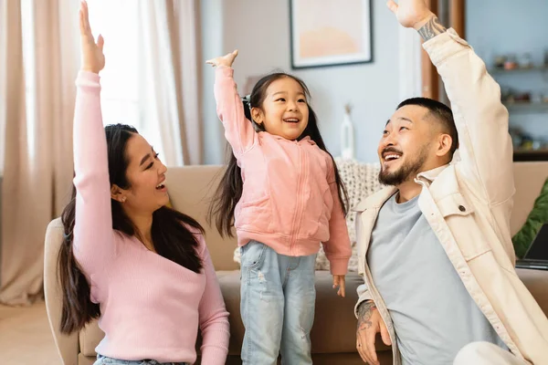 Χαρούμενη Ασιατική Οικογένεια Των Τριών Την Κορούλα Υψώνει Χέρια Της — Φωτογραφία Αρχείου