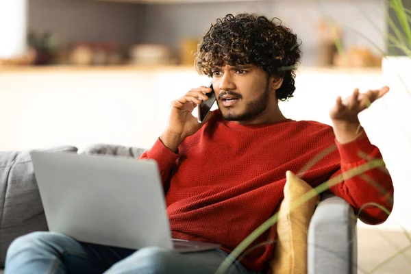 Estresse Trabalho Remoto Homem Indiano Ansioso Falando Celular Usando Laptop — Fotografia de Stock