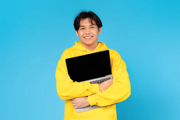 Koreli Ergen Çocuk Boş Ekranlı Yeni Dizüstü Bilgisayarını Kucaklıyor Mavi — Stok fotoğraf