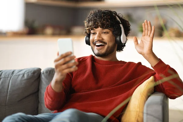 Online Kommunikation Glücklicher Indischer Kerl Der Hause Smartphone Videoanrufe Tätigt — Stockfoto