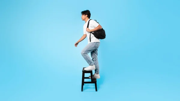 Menino Adolescente Asiático Sério Andando Escadas Escada Segurando Mochila Posando — Fotografia de Stock