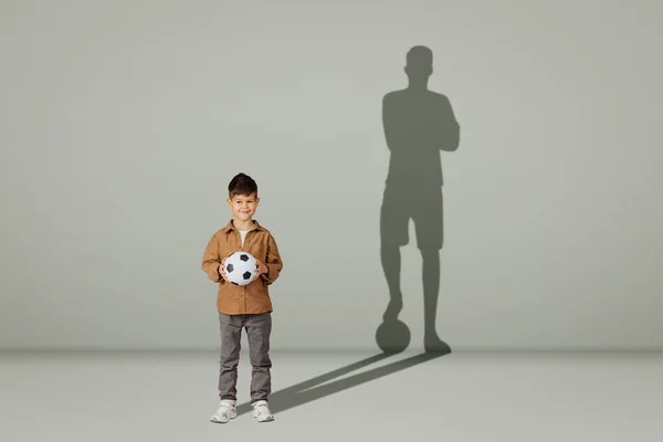 Pozytywny Kaukaski Letnie Dziecko Casual Piłką Nożną Cieniem Młodego Piłkarza — Zdjęcie stockowe