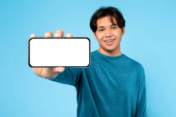 Happy Asian Teenager Boy Εμφάνιση Τηλεφώνου Άδεια Οθόνη Στην Κάμερα — Φωτογραφία Αρχείου