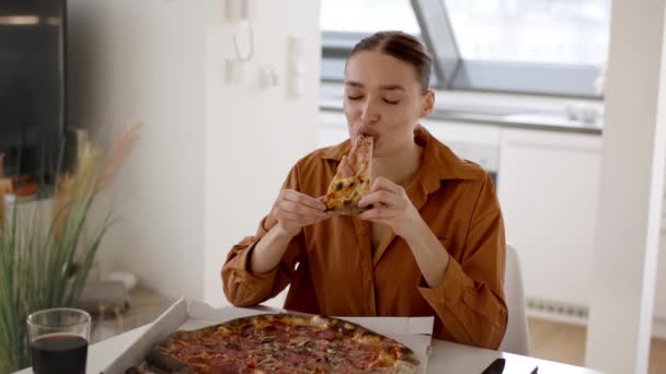 差的食物运送 年轻的女人期待着吃骗人的饭和咬披萨 但却感到不舒服 对不可口的饭菜感到不满意 在家里吃饭 动作缓慢 自由自在 — 图库视频影像