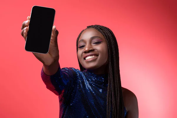 Anúncio Móvel Mulher Negra Bonita Mostrando Smartphone Com Tela Branco — Fotografia de Stock