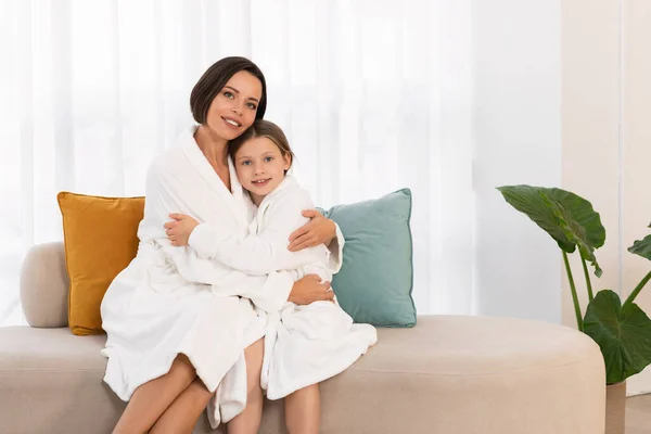 Retrato Bela Feliz Jovem Mãe Filha Posando Roupões Banho Brancos — Fotografia de Stock