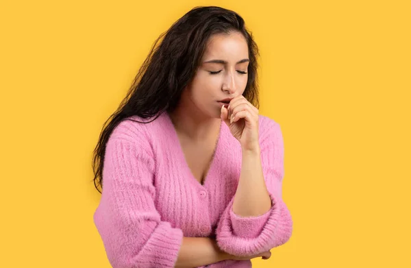 不快乐的千年期高加索女人咳嗽 喉咙酸痛 孤立在黄色背景下 演播室 健康问题 支气管炎和流行性感冒 — 图库照片