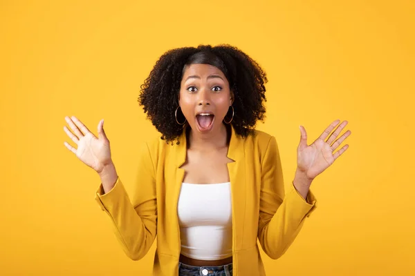 Aşırı Neşeli Siyahi Kadın Sevinçten Çığlık Çığlığa Bağırıyor Sarı Stüdyo — Stok fotoğraf