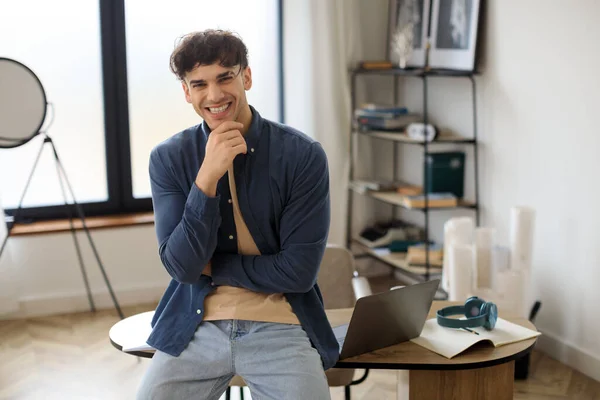 Joven Emprendedor Feliz Tipo Oriente Medio Sentado Escritorio Lugar Trabajo — Foto de Stock
