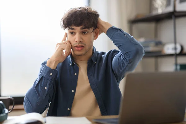 Üzleti Kommunikációs Probléma Túlterhelt Menedzser Férfi Beszél Telefonon Munkahelyén Laptop — Stock Fotó
