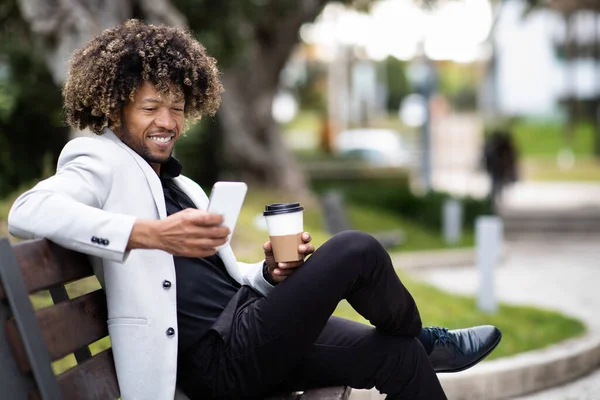 Feliz Hombre Negocios Negro Mediana Edad Mensajes Texto Teléfono Celular —  Fotos de Stock