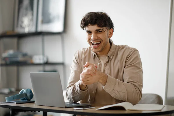 Anticipación Del Éxito Empresarial Joyful Middle Eastern Businessman Laptop Rubbing — Foto de Stock
