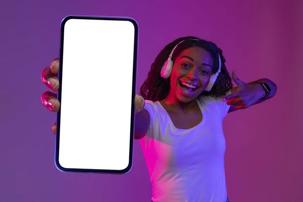 Mira Esto Emocionada Dama Negra Auriculares Apuntando Gran Teléfono Inteligente — Foto de Stock