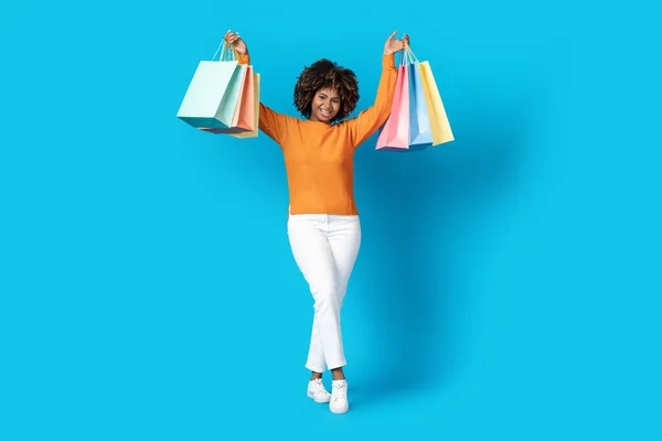 Glad Snygg Ung Afrikansk Kvinna Med Buskig Hår Shopaholic Visar — Stockfoto