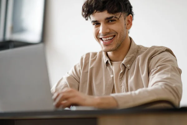 Hombre Árabe Feliz Usando Computadora Portátil Escribiendo Trabajando Línea Sentado — Foto de Stock