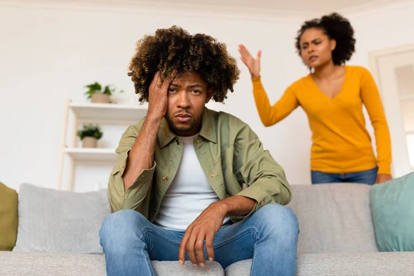 家庭虐待 黑人夫妇吵吵闹闹 妻子一边对着不快乐的丈夫大叫 一边看着家里的相机 家庭冲突和关系问题概念 选择性焦点 — 图库照片