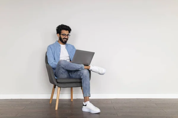 Kariéra Volné Noze Usmívající Indický Muž Pomocí Notebooku Zatímco Sedí — Stock fotografie