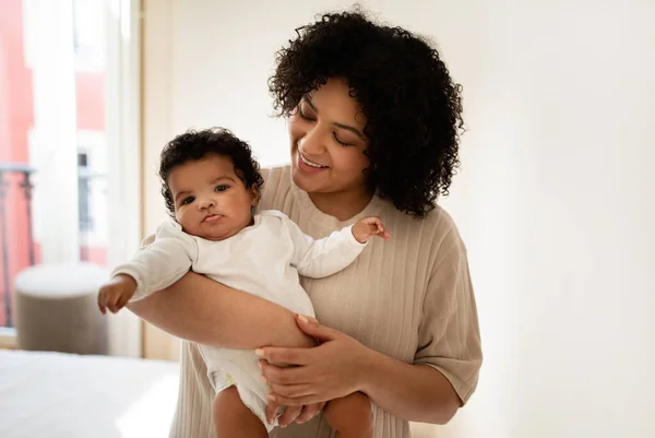 Cuidado Del Bebé Recién Nacido Familia Sonriente Joven Afroamericana Dama — Foto de Stock