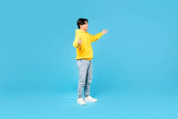 Adolescent Coréen Positif Guy Écartant Les Mains Pour Étreindre Rencontrer — Photo