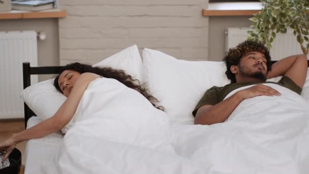 Probleem Met Slapen Jong Middeloosters Echtpaar Slapen Bed Ochtend Emotionele — Stockvideo