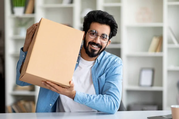 Концепція Доставки Happy Indian Man Showing Big Cardboard Box Camera — стокове фото