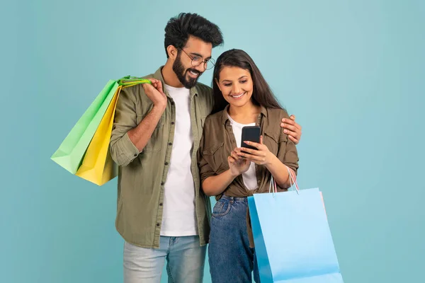 Neşeli Genç Güzel Hintli Kadın Erkek Alışverişler Yapıyor Akıllı Telefon — Stok fotoğraf