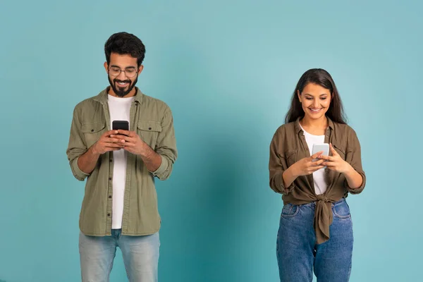 Dating Mobiele App Concept Stijlvolle Jonge Indiase Man Vrouw Hipsters — Stockfoto