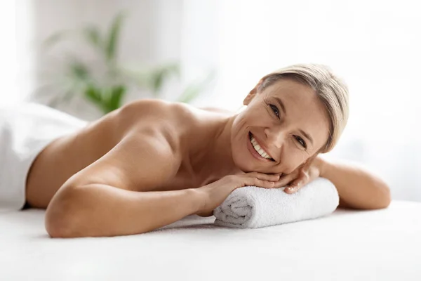 Beautiful Middle Aged Woman Enjoying Wellness Day Spa Salon Smiling — Stock Photo, Image