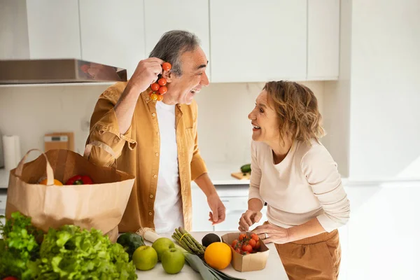 Radostný Senior Manžel Manželka Vytahování Zeleniny Sáčku Potravinářského Papíru Příjezdu — Stock fotografie