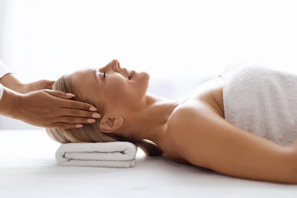 Avslappnad Medelålders Kvinna Som Har Huvud Massage Session Spa Center — Stockfoto