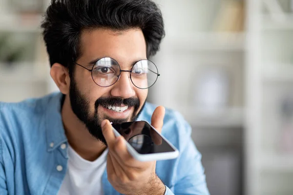 Closeup Shot Happy Indian Man Opnemen Van Stem Bericht Smartphone — Stockfoto