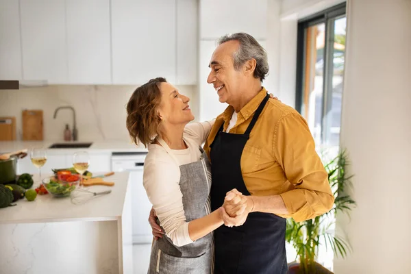 Kıdemli Karı Kocayı Sevmek Mutfak Içinde Dans Etmek Yaşlı Eşler — Stok fotoğraf