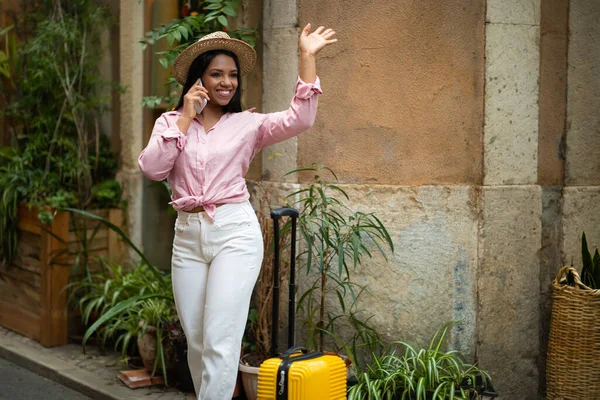 Вихідні Єднайтеся Щаслива Стильна Молода Тисячолітня Чорна Жінка Туристка Капелюсі — стокове фото