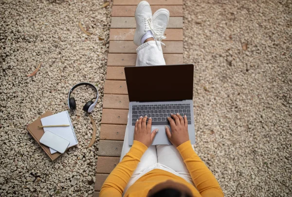 Öğrenci Bayan Siyah Ekranlı Dizüstü Bilgisayar Kullanıyor Açık Havada Oturuyor — Stok fotoğraf