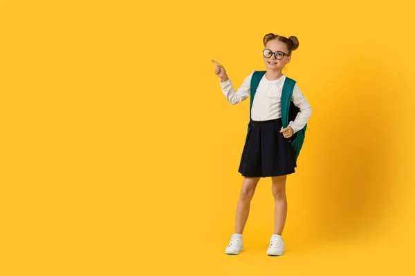Διαφημίσεις Μελέτης Cute Little Schoolgirl Backpack Pointing Aside Copy Space — Φωτογραφία Αρχείου