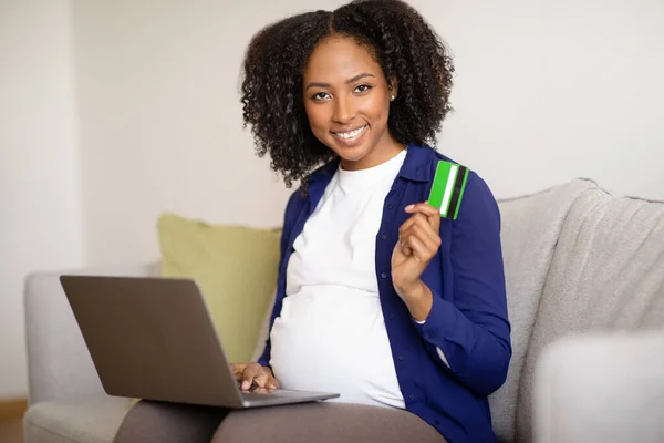 Mutlu Afro Amerikan Kıvırcık Saçlı Hamile Kadın Dizüstü Bilgisayar Kredi — Stok fotoğraf