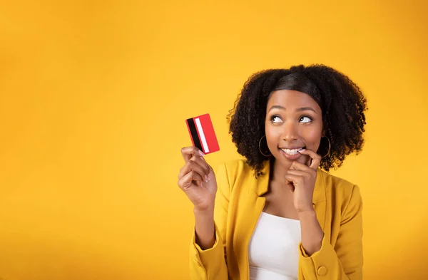Улыбающаяся Вдумчивая Черная Кудрявая Женщина Думает Покупке Помощью Кредитной Карты — стоковое фото