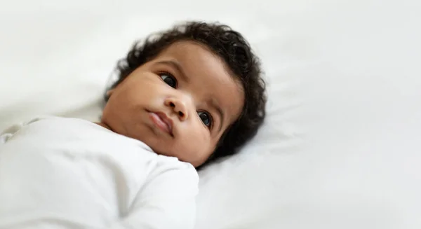Retrato Lindo Bebé Rizado Afroamericano Pequeño Recién Nacido Encuentra Cama —  Fotos de Stock