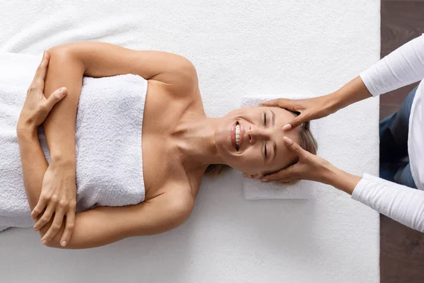 Mulher Meia Idade Feliz Desfrutando Massagem Cabeça Acupressão Salão Spa — Fotografia de Stock