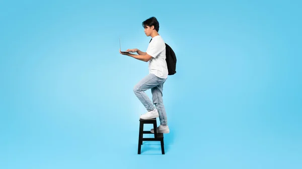 Learning Aziatische Student Guy Met Behulp Van Laptop Lopen Trappen — Stockfoto