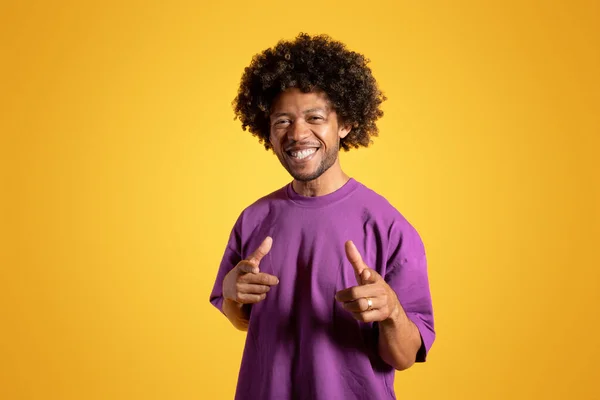 Sorridente Fiducioso Uomo Afroamericano Riccio Mezza Età Viola Shirt Puntando — Foto Stock