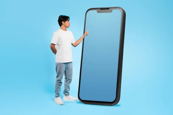 Koreai Tinédzser Fiú Megérinti Big Phone Üres Képernyővel Mobil Alkalmazás — Stock Fotó