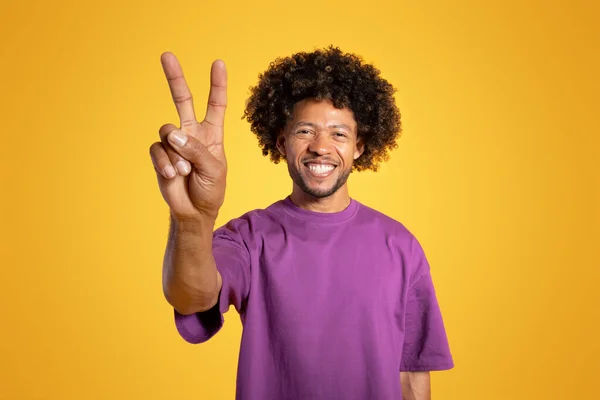Joyeux Homme Bouclé Afro Américain Adulte Shirt Violet Montrer Signe — Photo