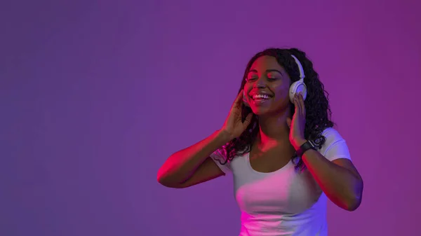 Portrét Happy Delighted Black Woman Poslech Hudby Bezdrátových Sluchátkách Krásné — Stock fotografie