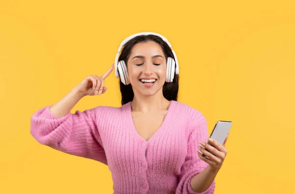 Senhora Árabe Millennial Alegre Fones Ouvido Casuais Sem Fio Ouvir — Fotografia de Stock