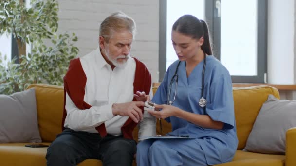 Exame Saúde Primário Paciente Idoso Jovem Enfermeira Colocando Oxímetro Homens — Vídeo de Stock