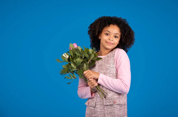 Heureuse Adolescente Afro Américaine Avec Bouquet Fleurs Célébrant Les Vacances — Photo
