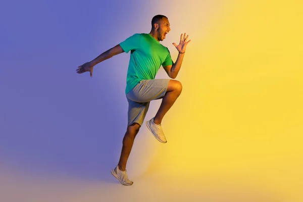Тренувальна Мотивація Спортивний Чорний Хлопець Голосно Стрибає Бігає Над Синім — стокове фото