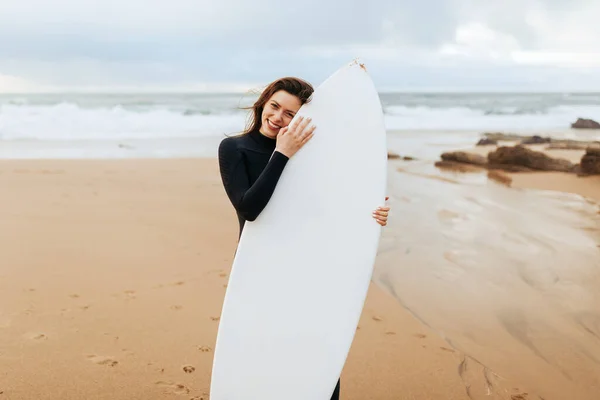 Mutlu Genç Bayan Sörf Tahtası Ile Poz Veriyor Kameraya Bakıyor — Stok fotoğraf