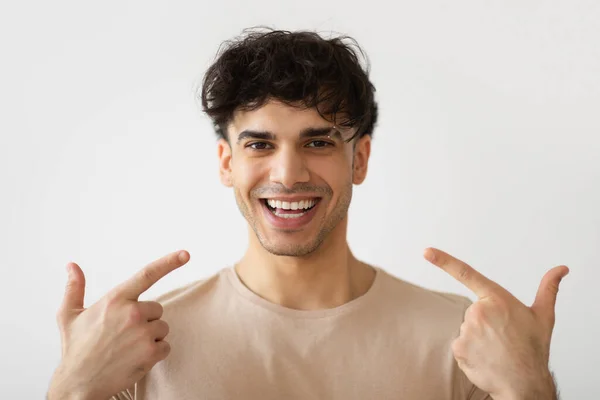 Mírame Retrato Del Alegre Hombre Árabe Con Piercing Las Cejas — Foto de Stock